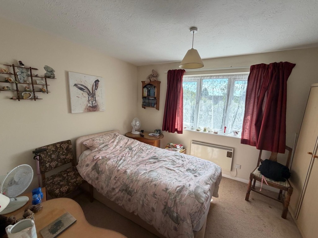 Lot: 131 - TWO-BEDROOM HOUSE FOR INVESTMENT OR OCCUPATION - Second bedroom located at rear of property